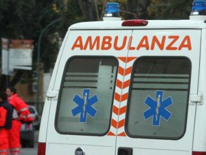 20060125  -ROMA -CRO:   LA TURCO DISPONE UN'INDAGINE SULL'IGIENE NEGLI OSPEDALI   

   I CARABINIERI DEL NAS AL POLICLINICO UMBERTO I DI ROMA - Un' ambulanza all'interno  del Policlinico Umberto I° a Roma, dove i carabinieri del Nucleo Antisofisticazioni di Roma hanno effettuato perquisizioni, controlli e verifiche dopo la situazione di degrado denunciata dal settimanale l'Espresso. CLAUDIO PERI /ANSA /JI