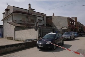 I rilievi all'esterno della villetta dove un uomo ha sparato uccidendo uno dei ladri che si erano introdotti nella sua abitazione a Villa Literno (Caserta), 21 Marzo 2016. ANSA/CESARE ABBATE