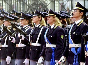 20040528 - POLIZIA: 13MILA LE DONNE, SARZANA COMMISSARIATO PIU' ROSA -DATI A PREMIAZIONE POLIZIOTTA CANDIDATA A PREMIO DONNE EUROPA-  Poliziotte schiarate per un picchetto d'onore.  Sono 13 mila le donne in Polizia, 
pari al 13% dell'organico che e' di oltre 100mila persone. E il commissariato piu' 'rosa' e' quello di Sarzana, in provincia di 
La Spezia (con il 55 per cento di donne), seguito dalle Questure di Prato e Savona con il 25%. ANSA / ARCHIVIO /JI