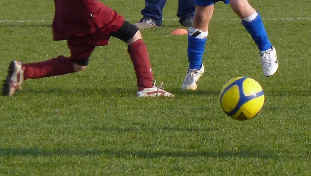 bimbi-giocano-pallone