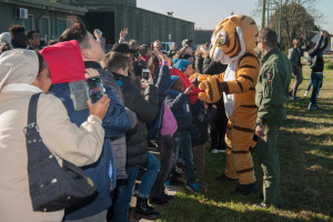 bagno-di-folla-con-il-tigrotto-del-21-gruppo-tiger