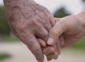 due-anziani-mano-nella-mano