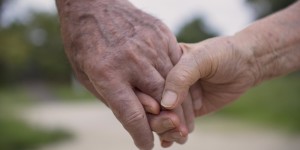 due-anziani-mano-nella-mano