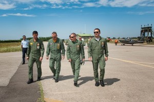 Il Gen Girardi ed il Gen. Giancotti accolti all'arrivo dal Comandante il 9° Stormo