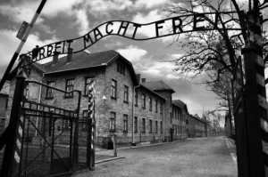 Shoah-Aushuiwtz-527x350