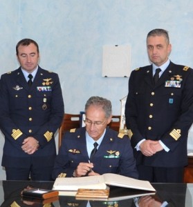 da sinistra - Comandante 9 stormo, Gen. Miniscalco, Comandante 16 stormo