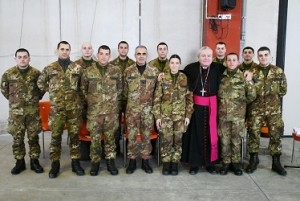 4 - Monsignor Marcianò con alcuni giovani VFP-1