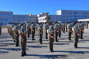 2. Lo schieramento rende gli onori (1)