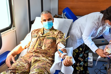 3. Il Comandante del 17° RAV durante la donazione