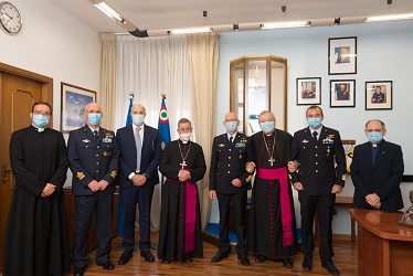 Foto di gruppo con le Autorità intervenute nell'Ufficio del Comandante.