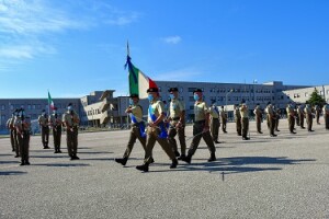 1. La Bandiera di Guerra del 17° RAV si inserisce nello schieramento